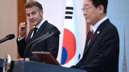 Emmanuel Macron au côté du président sud-coréen Lee Jae Myung, lors de sa visite à Séoul le 3 avril.