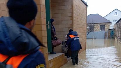 Des spécialistes des urgences évacuent des résidents d’un district inondé de la ville de Derbent dans la région du Caucase.