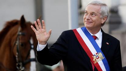 Le président chilien Jose Antonio Kast salue en montant dans une voiture décapotable, à Santiago, au Chili, le 12 mars 2026.