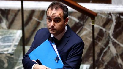 Sébastien Lecornu s’en tient au refus de toute stratégie d’aide généralisée et d’un blocage des prix à la pompe.