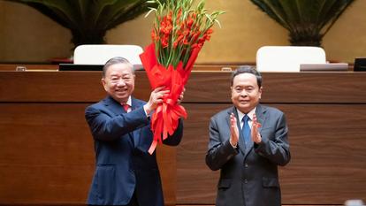 Le secrétaire général du Parti communiste du Vietnam, To Lam, reçoit un bouquet du président de l’Assemblée nationale, Tran Thanh Man, après avoir prêté serment en tant que président du Vietnam à Hanoi, Vietnam, le 7 avril 2026.