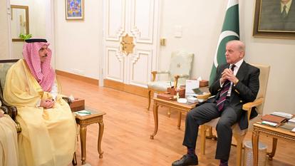 Le ministre des Affaires étrangères d’Arabie saoudite, le prince Faisal bin Farhan Al-Saud, et le Premier ministre pakistanais Muhammad Shehbaz Sharif en discussion concernant le conflit États-Unis-Israël et l’Iran, le 29 mars 2026 au Pakistan.