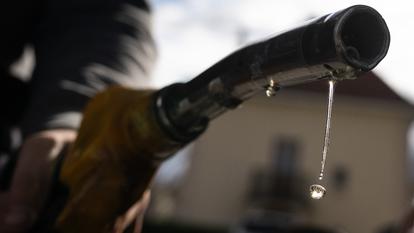 Face à la flambée des prix des carburants liée au conflit au Moyen-Orient, des hôteliers et gestionnaires de campings multiplient les initiatives pour maintenir leur fréquentation.