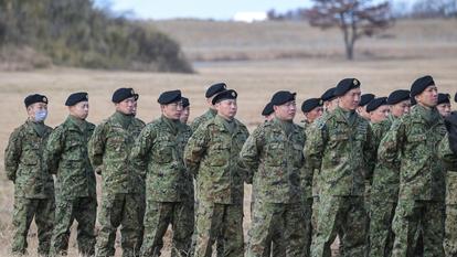 Des soldats japonais se tiennent au garde-à-vous à l’issue d’un exercice militaire, dans la ville de Funabashi, le 7 janvier 2024.
