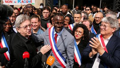 Le maire de Saint-Denis, Bally Bagayoko entouré de Jean-Luc Mélenchon, d’Éric Coquerel et de Mathilde Panot lors d’un rassemblement contre le racisme à Saint-Denis, le 4 avril 2026.