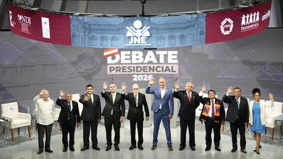 Les candidats à la présidence péruvienne Alfonso Lopez Chau, Cesar Acuna, Jose Williams, Rafael Belaunde, Ricardo Belmont, Wolfgang Grozo, Armando Masse, Jose Luna, Antonio Ortiz et Rosario Fernandez participent à un débat télévisé avant les élections générales du 12 avril, à Lima.