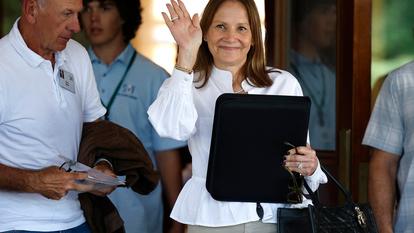 Mary Barra, PDG de General Motors, et son sac Book Tote de Dior arrivant au fameux camp d’été des milliardaires à Sun Valley, dans l’Idaho en juillet 2025.