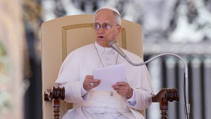 Le pape Léon XIV tient l’audience générale hebdomadaire sur la place Saint-Pierre, au Vatican, le 8 avril 2026.