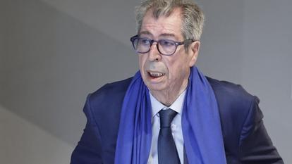 L’ancien maire de Levallois-Perret, Patrick Balkany, arrive au tribunal de Nanterre le 7 avril 2026 pour y être jugé pour détournement de fonds.