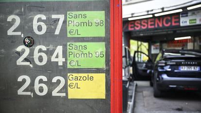 Les prix moyens à la pompe se sont envolés à plus de 2 euros le litre de sans-plomb et à 2,23 euros celui de gazole.