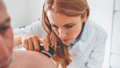 42% des patients atteints d’eczéma atopique ont déjà eu des idées suicidaires et jusqu’à 49 % des personnes vivant avec un psoriasis souffrent de dépression.