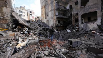 Un homme inspecte le site d’une frappe israélienne dans la banlieue sud de Beyrouth, au Liban, le 9 avril 2026.