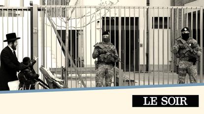 Des militaires belges surveillent les institutions juives suite à des attaques contre des sites juifs en Belgique et dans d’autres pays européens, à Anvers, le 23 mars 2026.