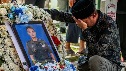 Un proche réagit à côté de la tombe de Zulmi Aditya Iskandar, un Casque bleu de la Force intérimaire des Nations Unies au Liban (FINUL) tué au Liban, après la cérémonie funèbre au cimetière des héros de Cikutra à Bandung, dans la province de Java occidental, en Indonésie, le 5 avril 2026