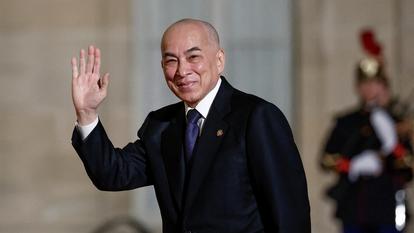 Le roi Norodom Sihamoni du Cambodge arrive avant un dîner réunissant plusieurs chefs d’État et de gouvernement ainsi que des dirigeants d’organisations internationales à l’Élysée, à Paris, le 4 octobre 2024.