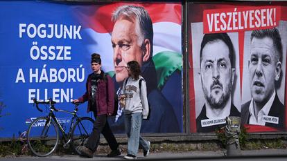 Le camp au pouvoir a intensifié sa campagne d’affichage à l’approche du scrutin. Dans une rue de Budapest, un portrait de Viktor Orban accompagné du slogan « Unissons-nous contre la guerre ! » jouxte les portraits de Volodymyr Zelensky et de Peter Magyar surmontés de la mention « Ils sont dangereux ».