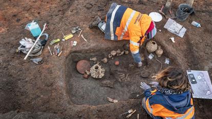 La fouille, en 2021, de la tombe d’un jeune enfant, mort autour de ses 12 mois et inhumé au début du Ier siècle de notre ère à Aulnat (Puy-de-Dôme), dans une fosse retrouvée en marge d’une habitation gallo-romaine.