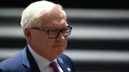 Le vice-ministre russe des Affaires étrangères, Sergueï Riabkov, arrive pour la photo de groupe de la réunion ministérielle du Bureau de coordination du Mouvement des pays non alignés (MNA), le 20 juillet 2019 à Caracas, au Venezuela.