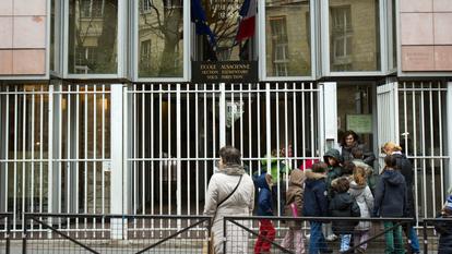 Children enter the Ecole Alsacienne private school on January 6, 2011 in Paris. AFP PHOTO LOIC VENANCE (Photo by LOIC VENANCE / AFP)