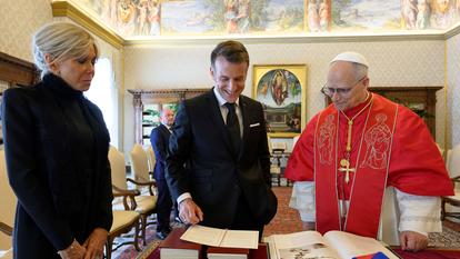 Conformément à la tradition diplomatique, le président français, accompagné de son épouse, Brigitte, a offert plusieurs cadeaux au pape Léon XIV.