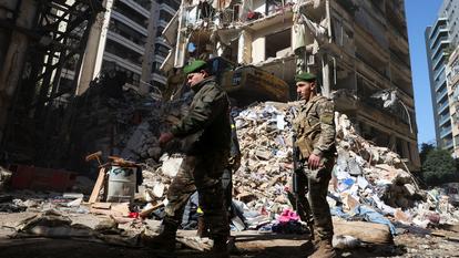 Des militaires libanais dans le quartier de Ain el-Mreissé, à Beyrouth, frappé, jeudi, par des bombardements israéliens.