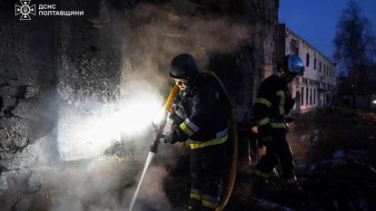 Les pompiers travaillent sur le site d’un bâtiment endommagé lors des frappes de drones et de missiles russes, à Poltava, le 24 mars 2026.