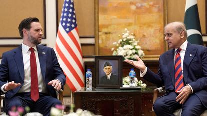 Le vice-président américain JD Vance, à gauche, rencontre le Premier ministre du Pakistan Shehbaz Sharif pour des discussions sur l’Iran, à Islamabad, Pakistan, le 11 avril 2026.