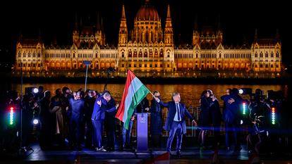 Peter Magyar, leader du parti Tisza et d’autres membres de l’opposition célèbrent les résultats partiels des élections parlementaires, à Budapest, en Hongrie, le 12 avril 2026.