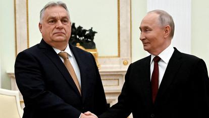 Le président russe Vladimir Poutine serre la main du Premier ministre hongrois Viktor Orban lors d’une réunion à Moscou, en Russie, le 28 novembre 2025.