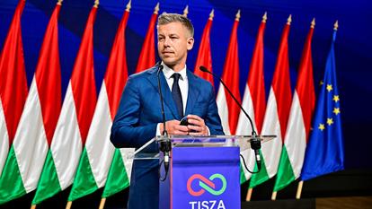 Peter Magyar, lors d’une conférence de presse, au lendemain des élections législatives, lundi, à Budapest.