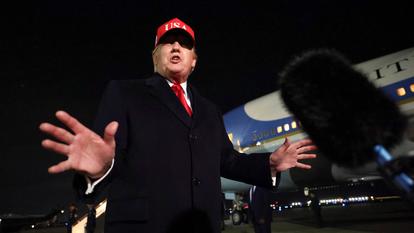 Donald Trump s’adresse aux médias après être descendu de l’Air Force One dans le Maryland, États-Unis, le 12 avril 2026.