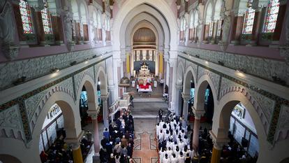 Le pape Léon XIV célèbre une messe en la basilique Saint-Augustin d’Annaba, en Algérie, mardi.