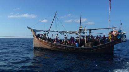 Cette photo, prise le 27 décembre 2021, montre un bateau en bois transportant des réfugiés rohingyas après avoir été intercepté au large de Bireuen, dans la province d’Aceh, et s’être vu refuser l’asile en Indonésie. (Photo d’illustration)