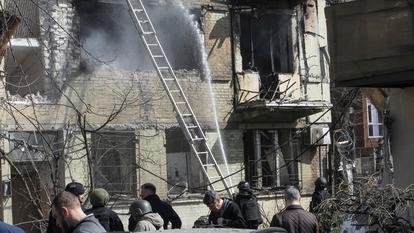 Des pompiers s’activent autour d’un immeuble visé par des frappes russes le 26 mars dans la ville de Dnipro.