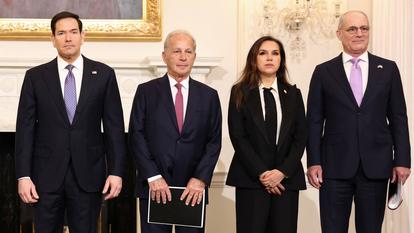 Le secrétaire d’État américain Marco Rubio, l’ambassadeur américain au Liban Michel Issa, l’ambassadeur libanais aux États-Unis Nada Hamadeh Moawad et l’ambassadeur israélien aux États-Unis Yechiel Leiter.