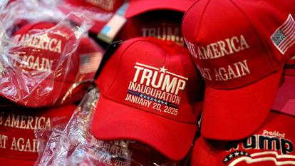 Il existe des magasins entiers consacrés aux marchandises estampillées Trump. Selon une enquête du New York Times, on en comptait en 2025 «au moins quatre douzaines» dans plus d’une vingtaine d’Etats, sans compter ceux en ligne.