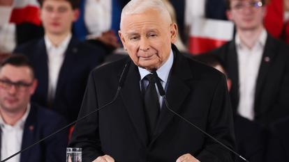 Le leader du PiS, Jaroslaw Kaczynski, s’est gardé d’adresser ses félicitations au vainqueur du scrutin hongrois, Péter Magyar.