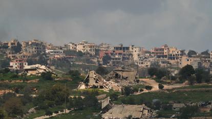 Bâtiments détruits à Bint Jbeil, dans le sud du Liban, près de la frontière israélo-libanaise, vus du côté israélien de la frontière dans le nord d’Israël, le 13 avril 2026.