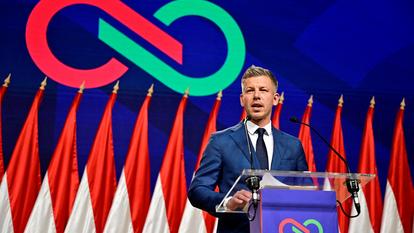 Péter Magyar, leader du parti d’opposition Tisza, s’exprime lors d’une conférence de presse un jour après les élections parlementaires, au cours desquelles le premier ministre hongrois Viktor Orban a reconnu sa défaite, à Budapest en Hongrie le 13 avril 2026.