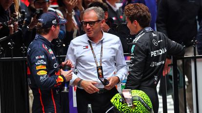 Stefano Domenicali en discussion avec George Russell et Max Verstappen.