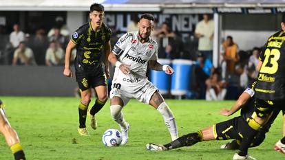 Neymar a marqué contre le Deportivo Recoleta la nuit passée.