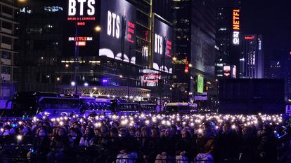 Les fans du groupe de K-pop BTS brandissent des bâtons lumineux LED lors du concert au centre de Séoul, le 21 mars.