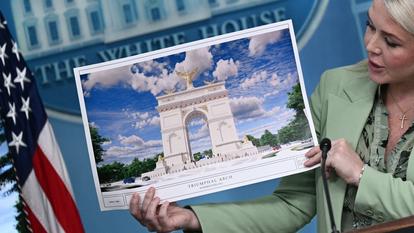La secrétaire de presse de la Maison-Blanche, Karoline Leavitt, présente une maquette du futur « Arc de triomphe » souhaité par le président américain Donald Trump.