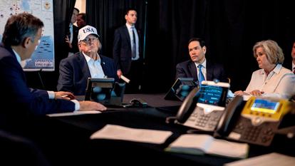 Le 1er mars, dans sa résidence de Mar-a-Lago, en Floride, Donald Trump réunit ses conseillers après avoir lancé l’opération Epic Fury contre l’Iran. On reconnaît sa chef de cabinet Susie Wiles et son secrétaire d’État Marco Rubio.