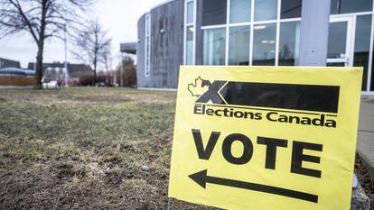 Un panneau oriente les électeurs à l’extérieur d’un bureau de vote, à Terrebonne, au Québec (Canada), le 13 avril 2026.
