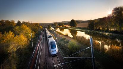 Comment expliquer que la SNCF continue de faire s’arrêter ses TGV à Angoulême, Poitiers, Valence, Le Mans, Laval ou encore Le Creusot ?