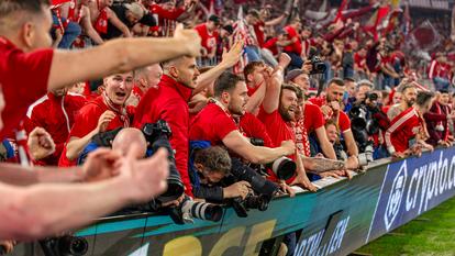 Les supporters du Bayern Munich célèbrent le quatrième but de leur équipe en quart de finale retour de la Ligue des champions contre le Real Madrid.