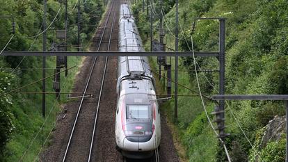 Après des reports, la SNCF a gagné début mars un recours contre l’opérateur du réseau local, Rete Ferroviaria Italiana (RFI), qui doit lui proposer des créneaux de circulation pendant dix ans.