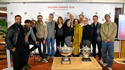 (de gauche à droite) Jeffrey Cagnes, Julien Duboué, Yves Camdeborde, Pierre Chomet, Christophe Adam, Amélie Mauresmo, Claire Heitzer, Gilles Moretton, Alessandra Montagne, Julein Camdeborde, Pascal Barbot, Étienne Leroy et Juan Arbelaez lors de la conférence de presse de Roland-Garros.