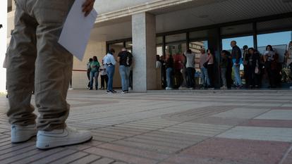 Des personnes attendent pour obtenir un certificat d’historique de carte de transport pour prouver la durée de leur résidence, à Madrid, en Espagne, le 15 avril 2026.